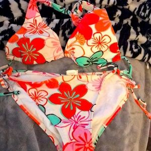 Bathing suit size top is a medium and bottom is a large.